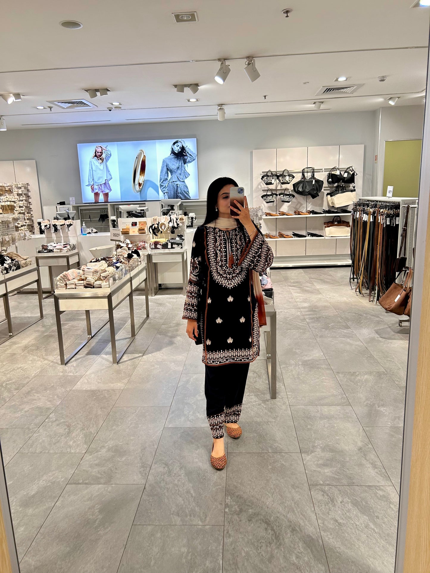 Afsana Farshi Kurta Set. (IC318)